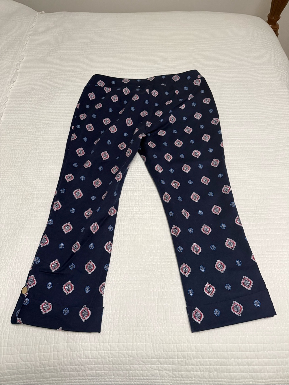 Dana Buchman Slimming Capri Pants Medium Medallion Print Stretch Crop Pants
